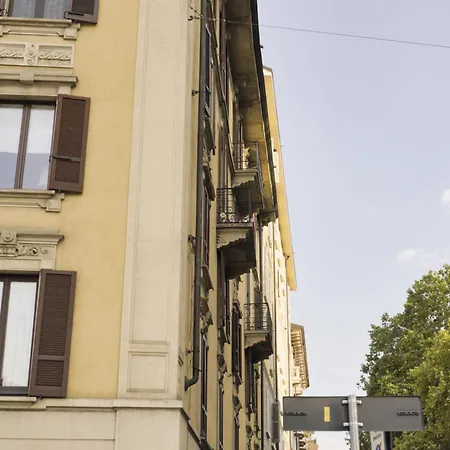 Monforte Premium - Steps From San Babila Apartment